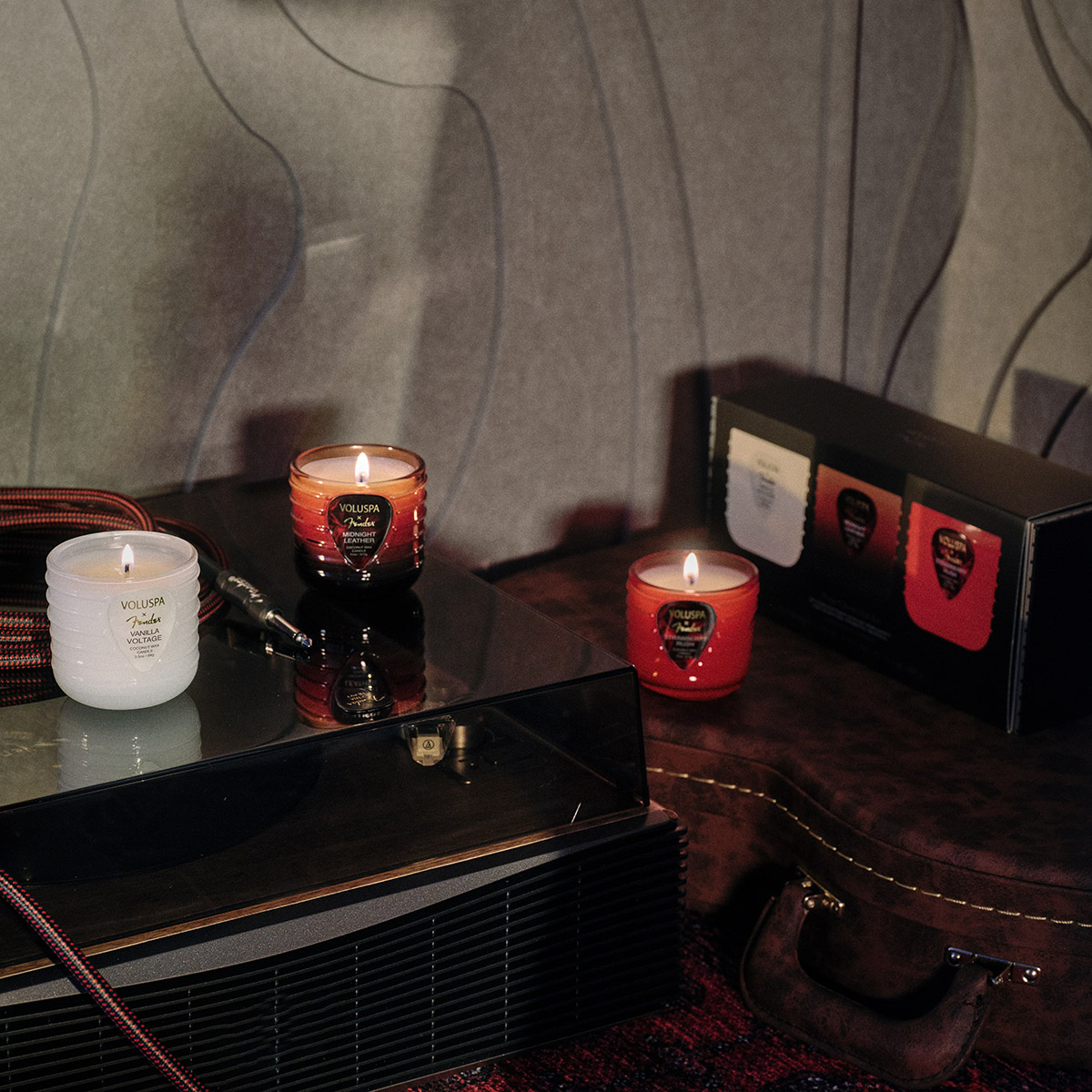 Velas e embalagens da coleção com estojo inspirado na guitarra Fender