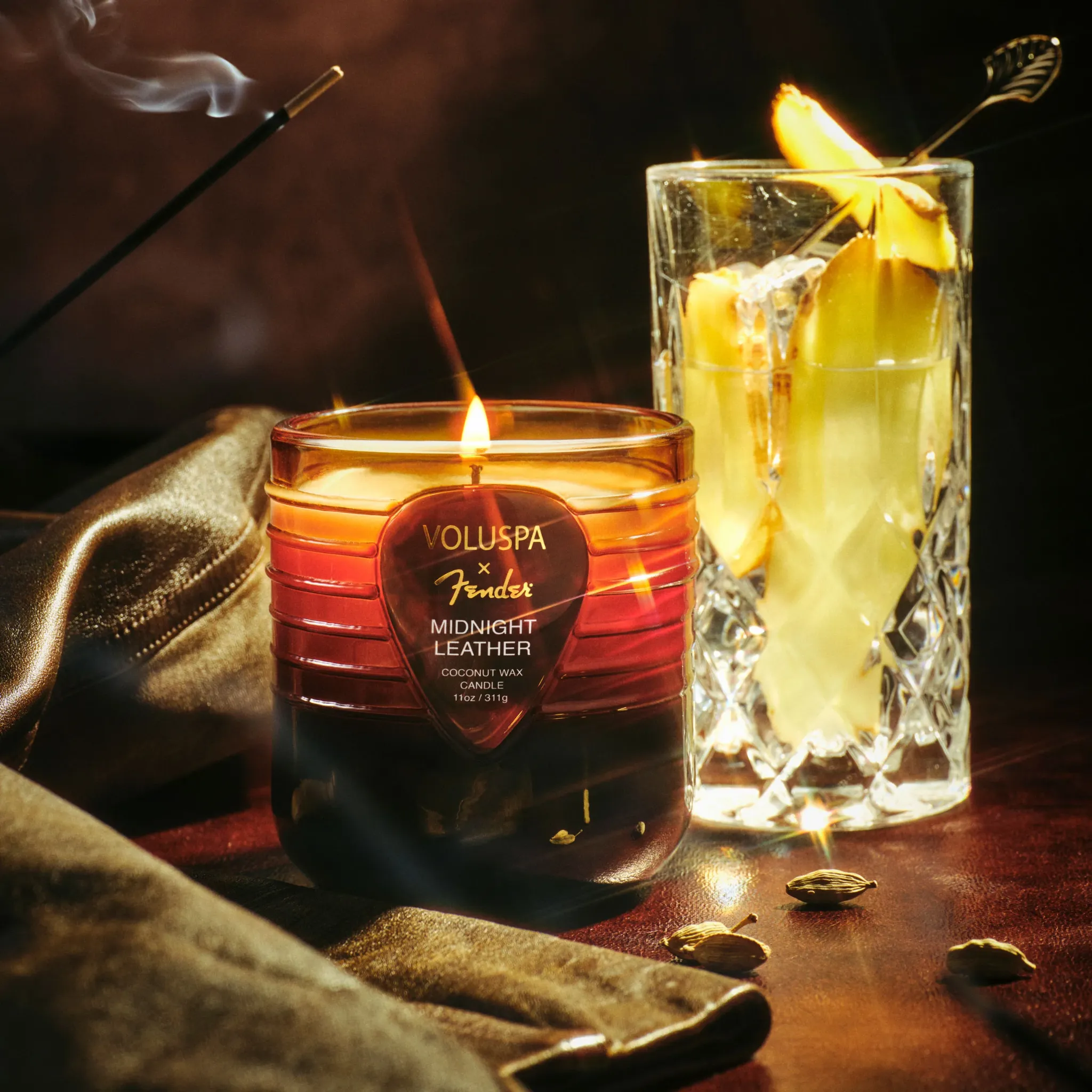 Vela Midnight Leather com couro e bebida de gengibre