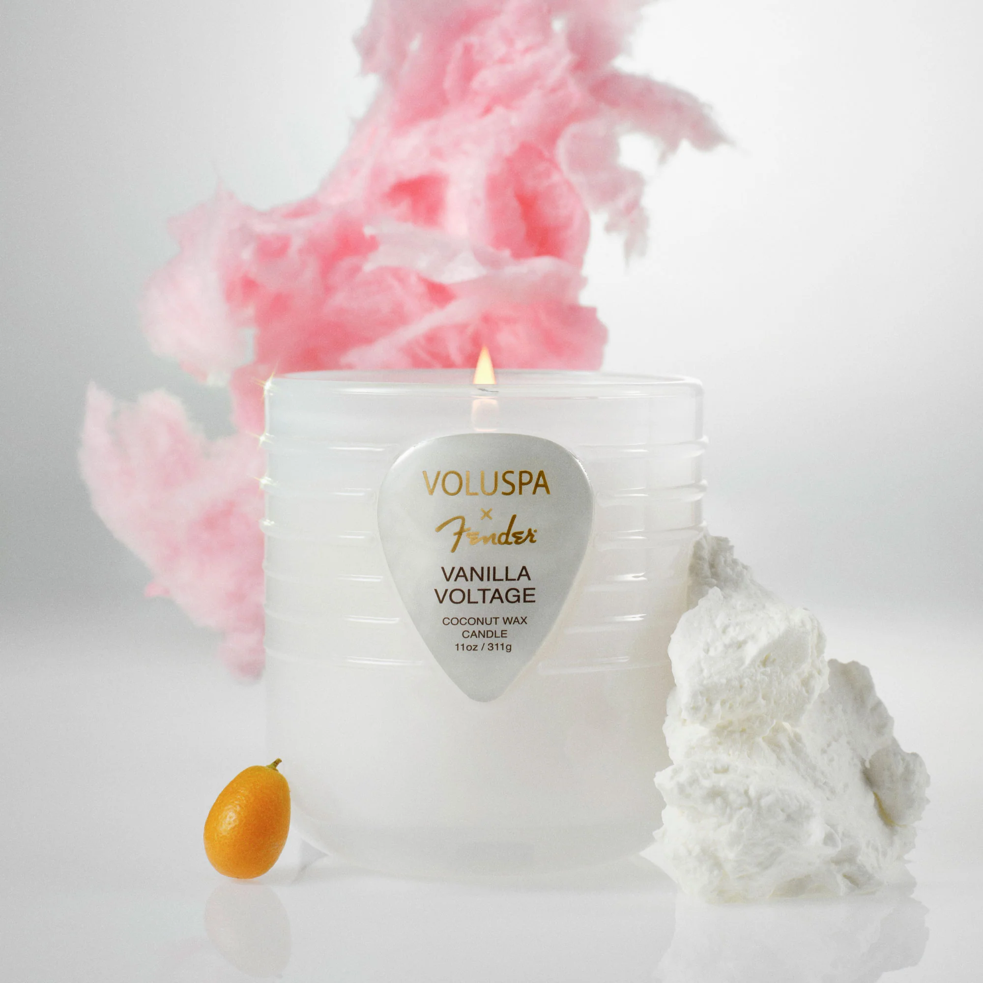 Vela Vanilla Voltage em composição clara com nuvem rosa